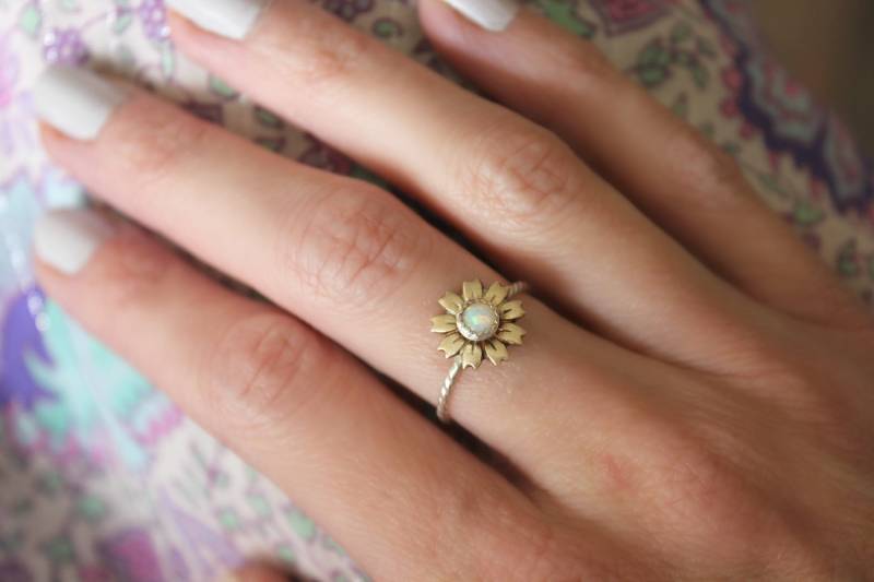 Opalring ∙ Blumenring Sonnenblumering Sterlingsilberring Stapelring Midiring Stapelbarer Ring Opalring ∙ Blumenring Sonnenblumering Sterlingsilberring Stapelring Midiring Stapelbarer Ring von ChildrenofFlowers
