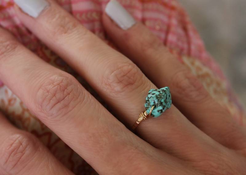 Roher Türkis Ring, Gold 14K Fill Stapelring, Rustikaler Gehämmerter Rohsteinring Roher Türkis Ring, Gold 14K Fill Stapelring, Rustikaler Gehämmerter Rohsteinring von ChildrenofFlowers