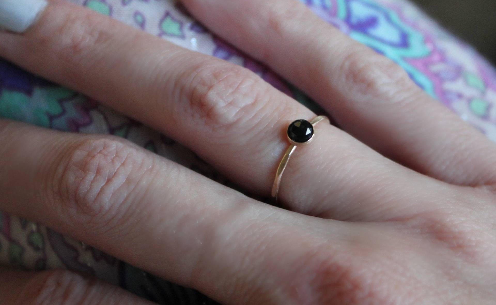Schwarzer Onyx Ring, Gold Filled Schwarzer Edelstein Stapelringe von ChildrenofFlowers