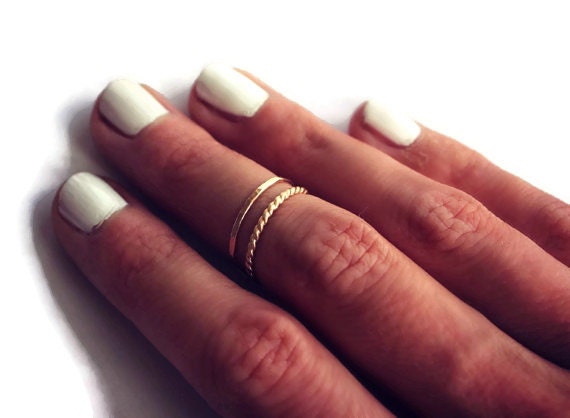 Set Aus Zwei 14K Gelbgold Filled Stapelringen, Gold Twist Und Gehämmert. Midi Ringe/Stapelringe Set Aus Zwei 14K Gelbgold Filled Stapelringen, Gold Twist Und Gehämmert. Midi Ringe/Stapelringe von ChildrenofFlowers