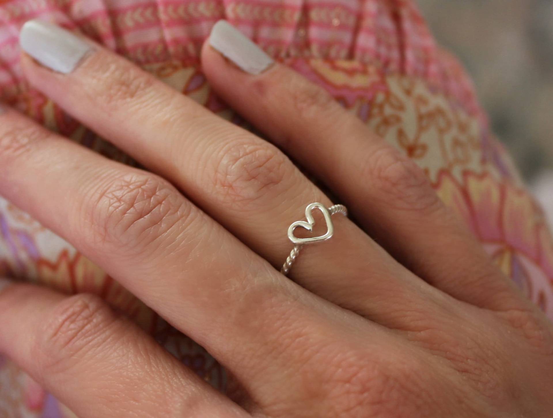 sterling Silber Herz Ring, Mini Gehämmerter Ring Rustikal, Valentinstag Geschenk von ChildrenofFlowers