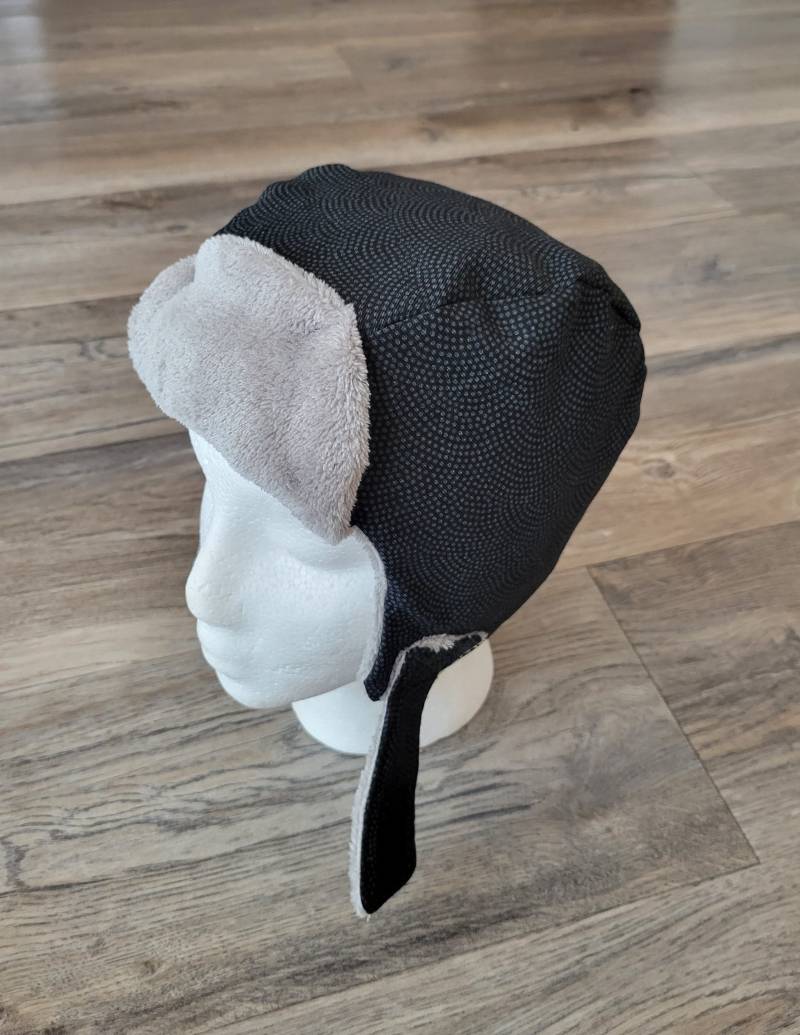 Kinder Trappermütze Grauer Punkte-stoff, Microplush Fleece, Wintermütze Mit Ohrenklappen Kinder Trappermütze Grauer Punkte-stoff, Microplush Fleece, Wintermütze Mit Ohrenklappen von Childslife