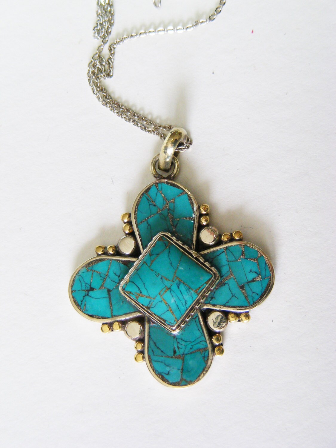 Florales Kreuz Halskette Türkis Florales Kreuz Halskette Türkis von ChillasWalkBoutique