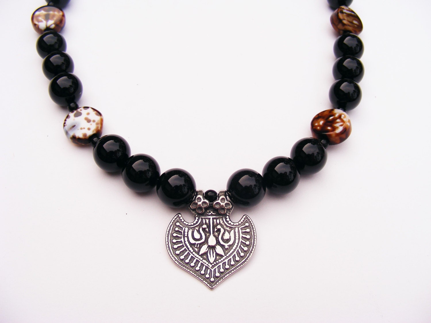 Schwarzer Onyx Halskette Zinn Schwan Medaillon, Brauner Achat Akzent Schwarzer Onyx Halskette Zinn Schwan Medaillon, Brauner Achat Akzent von ChillasWalkBoutique