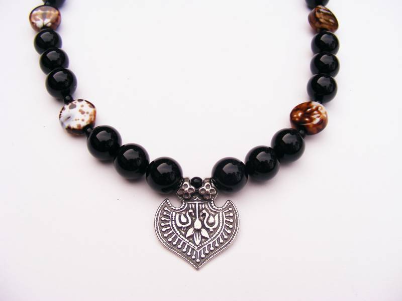 Schwarzer Onyx Halskette Zinn Schwan Medaillon, Brauner Achat Akzent Schwarzer Onyx Halskette Zinn Schwan Medaillon, Brauner Achat Akzent von ChillasWalkBoutique