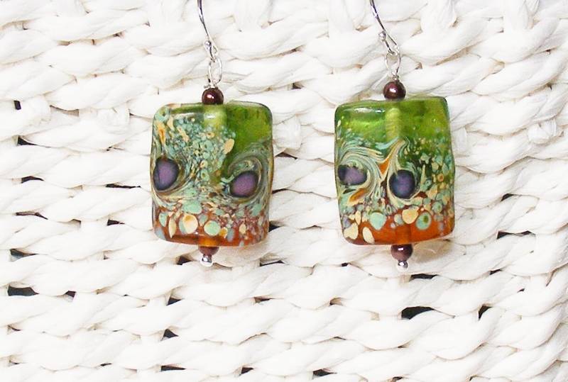 Handgefertigte Lampwork Glas Ohrringe in Der Farbe Kastanie, Grün, Lila Handgefertigte Lampwork Glas Ohrringe in Der Farbe Kastanie, Grün, Lila von ChillasWalkBoutique