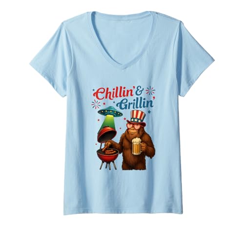 Damen Chillin & Grillin BigfPatriotic American US Flag 4th Of July T-Shirt mit V-Ausschnitt Damen Chillin & Grillin BigfPatriotic American US Flag 4th Of July T-Shirt mit V-Ausschnitt von Chillin & Grillin Bigfoot Patriotic 4th Of July