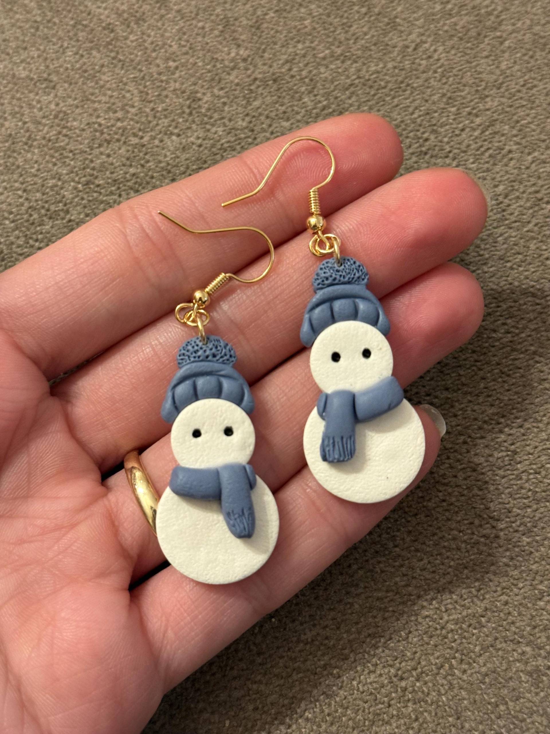 Handgemachte Schneemann-Ohrringe Aus Polymer Clay | Weihnachtsgeschenk Adventskalender Idee Winter Schmuck 14K Vergoldete Haken von Chimalicreations
