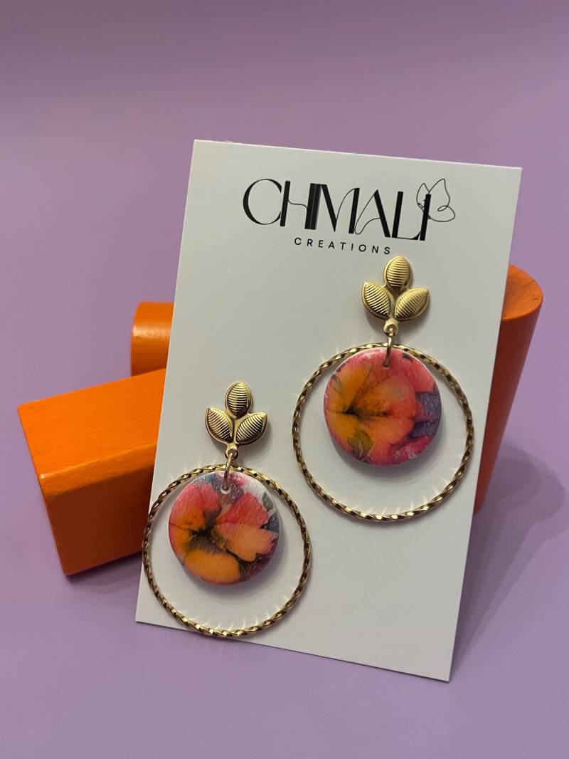 Pendientes Florales Ligeros Hechos A Mano En Arcilla Polimérica Y Acero Inoxidable Tono Dorado, Diseño Único Cómodo von Chimalicreations