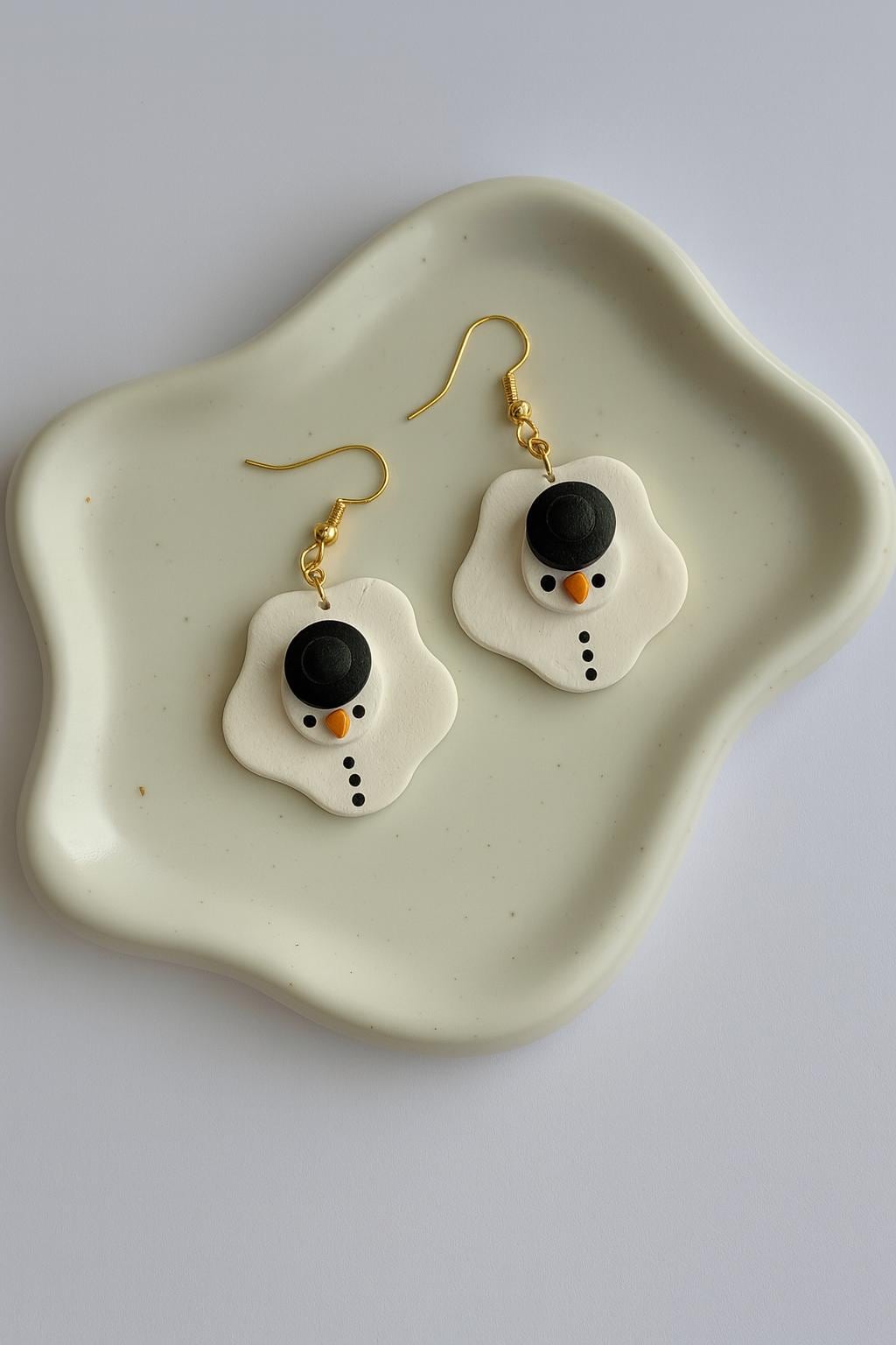 Schneemann Ohrringe Aus Polymer Clay Geschmolzener Handgemachte Weihnachts Leichte Winter 14K Vergoldet von Chimalicreations