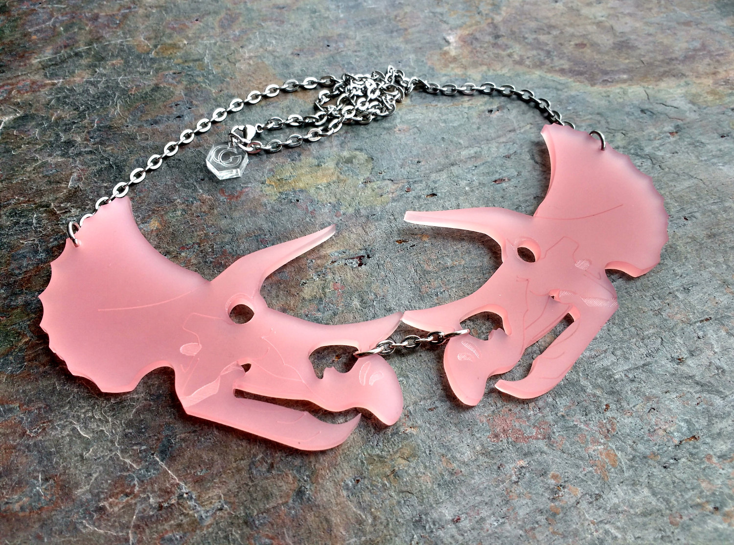 Dinosaurier Halskette - Triceratops Schädel Laser Cut Acryl Statement von ChimericGarnish