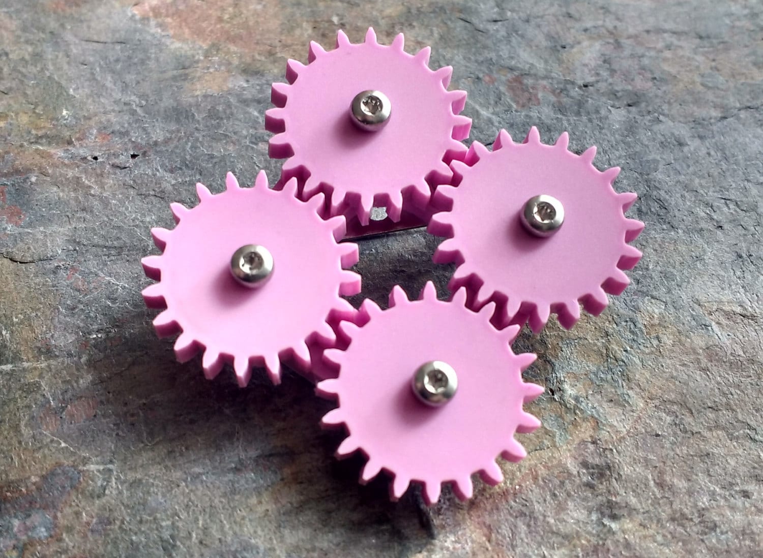 Pastel Bewegung - Laser Geschnitten Acryl Bewegliche Zahnrad Brosche von ChimericGarnish