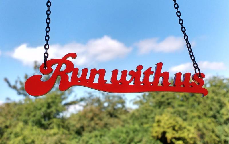 Run With Us - Laser Geschnittene Wort Halskette Von Den Waschbären Inspiriert von ChimericGarnish
