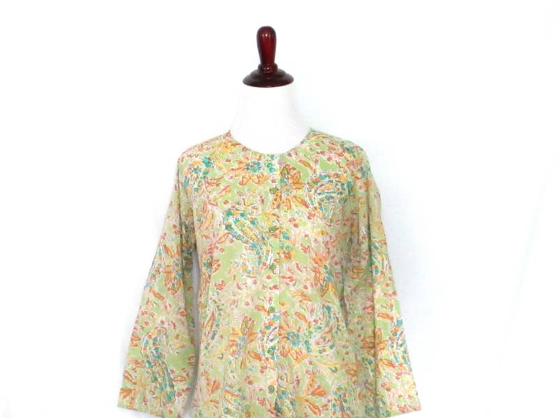 Weinlese-Schiere Paisley Bluse 1970 Pastell Grün Floral Shirt Boho Kleidung Retro Knopf Vorne Frühling von ChinaCatVintage