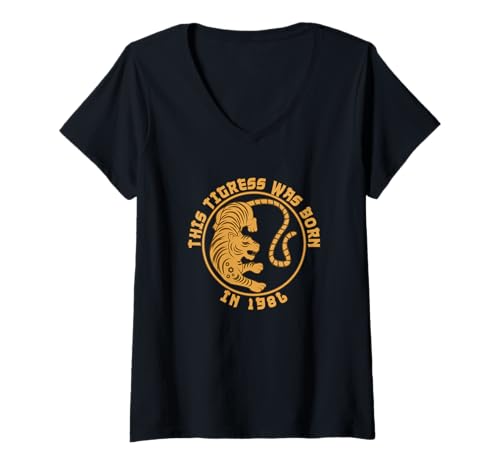 Damen Jahr des Tigers Mondhoroskop Chinesisches Sternzeichen Geboren 1986 T-Shirt mit V-Ausschnitt Damen Jahr des Tigers Mondhoroskop Chinesisches Sternzeichen Geboren 1986 T-Shirt mit V-Ausschnitt von Chinese Zodiac NYE Lunar Calendar Designs