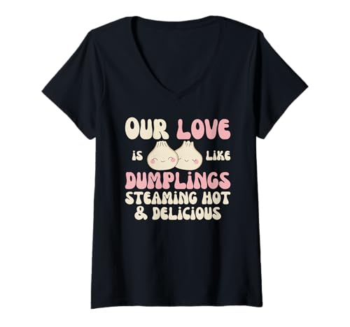 Damen Our Love is Like dumlings Steaming hot and Delicious Kawaii T-Shirt mit V-Ausschnitt Damen Our Love is Like dumlings Steaming hot and Delicious Kawaii T-Shirt mit V-Ausschnitt von Chinesisches Street Food Graphic Design
