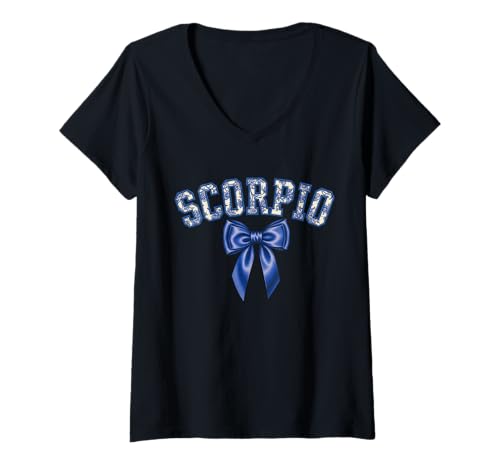 Damen Sternzeichen Skorpion Chinoiserie Kokette Schleife Astrologie Design T-Shirt mit V-Ausschnitt Damen Sternzeichen Skorpion Chinoiserie Kokette Schleife Astrologie Design T-Shirt mit V-Ausschnitt von Chinoiserie Coquette Zodiac Collection