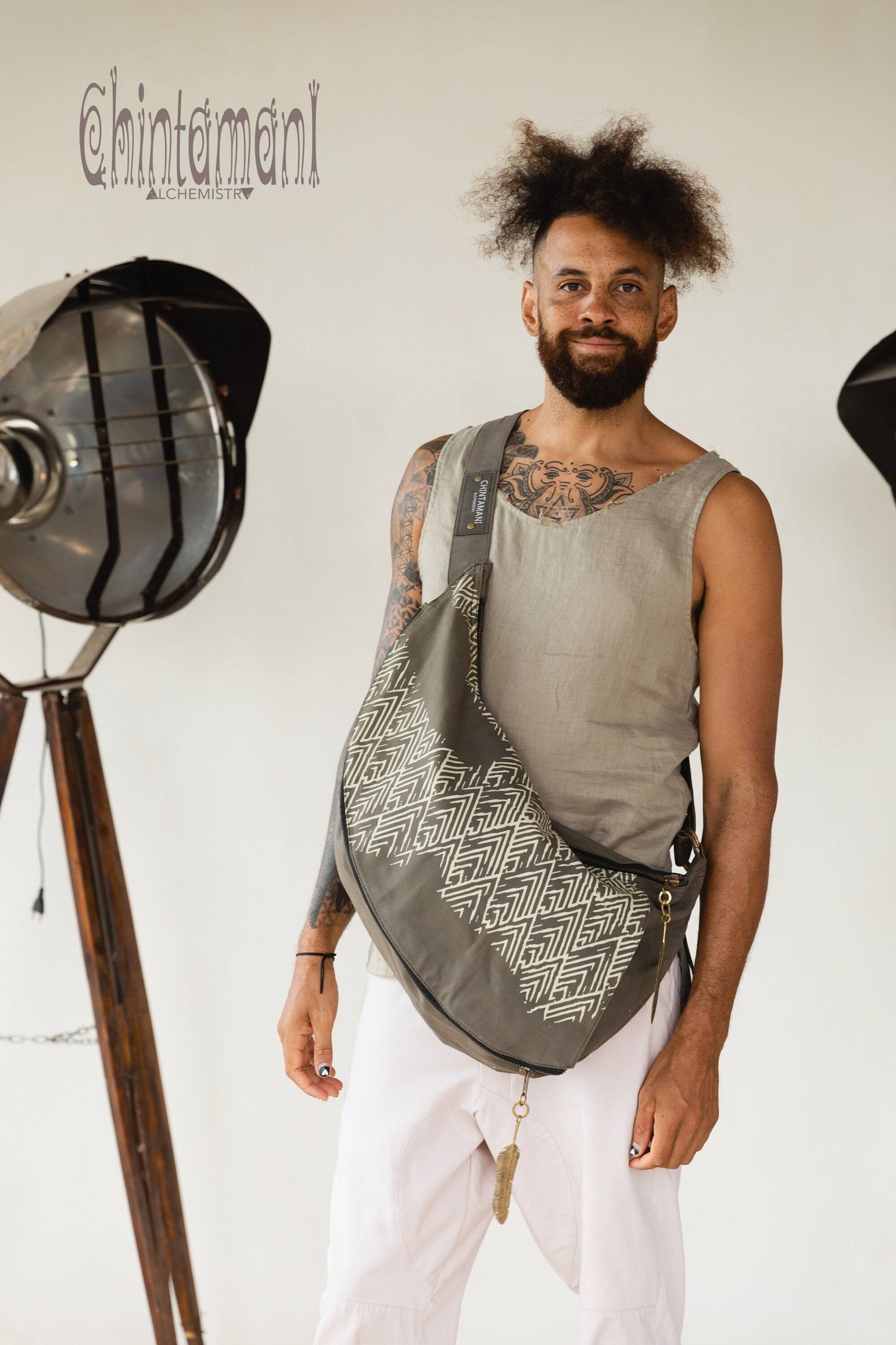 Herren Umhängetasche Geldbörse ∆ Canvas Rucksack Wax Veganer Große Sling Desert Man Festival Tasche/Dunkelgrau von ChintamaniAlchemi