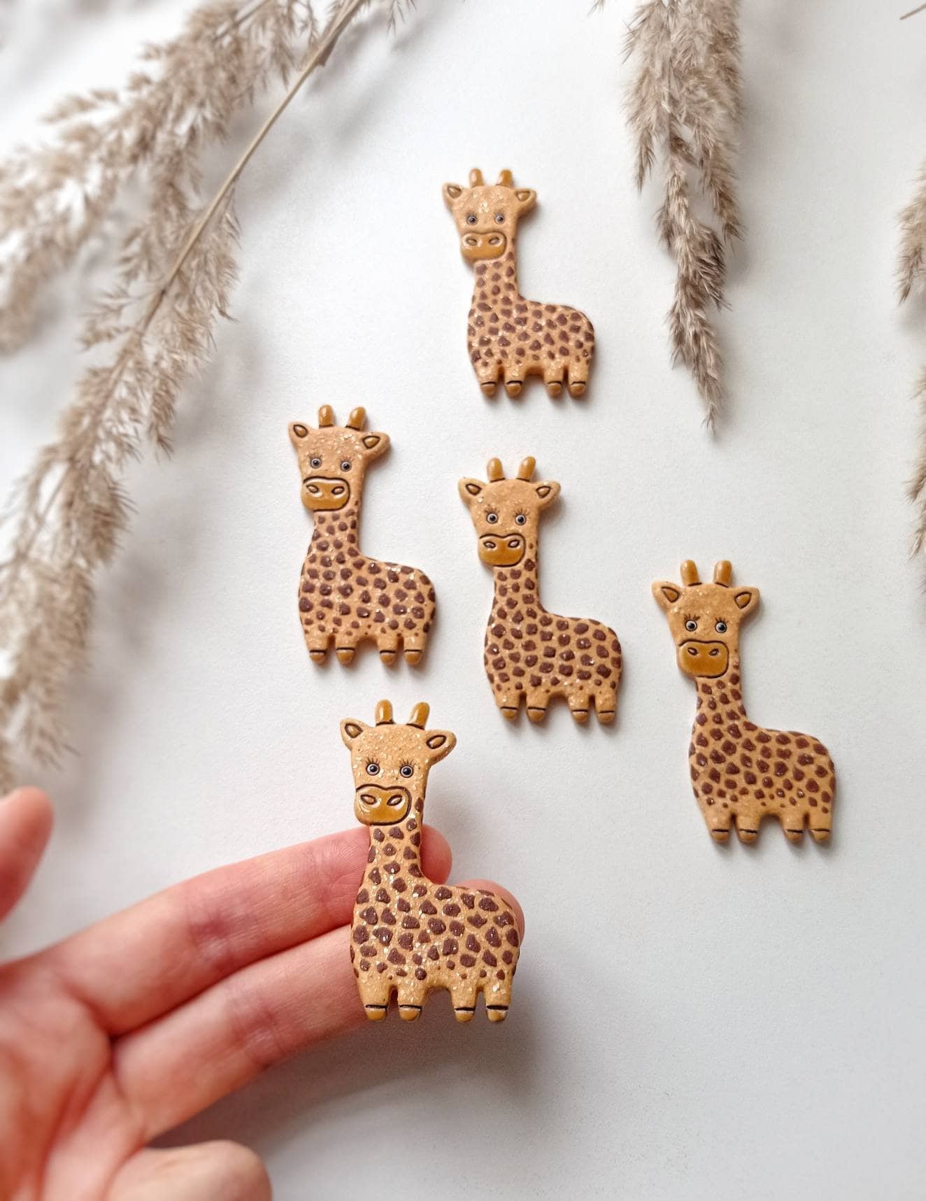 Giraffe Handgemachte Keramik Brosche Giraffe Handgemachte Keramik Brosche von ChipChipCeramics
