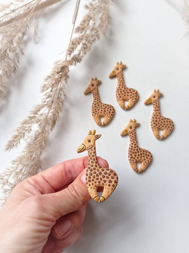 Giraffe Handgemachte Keramik Brosche Giraffe Handgemachte Keramik Brosche von ChipChipCeramics