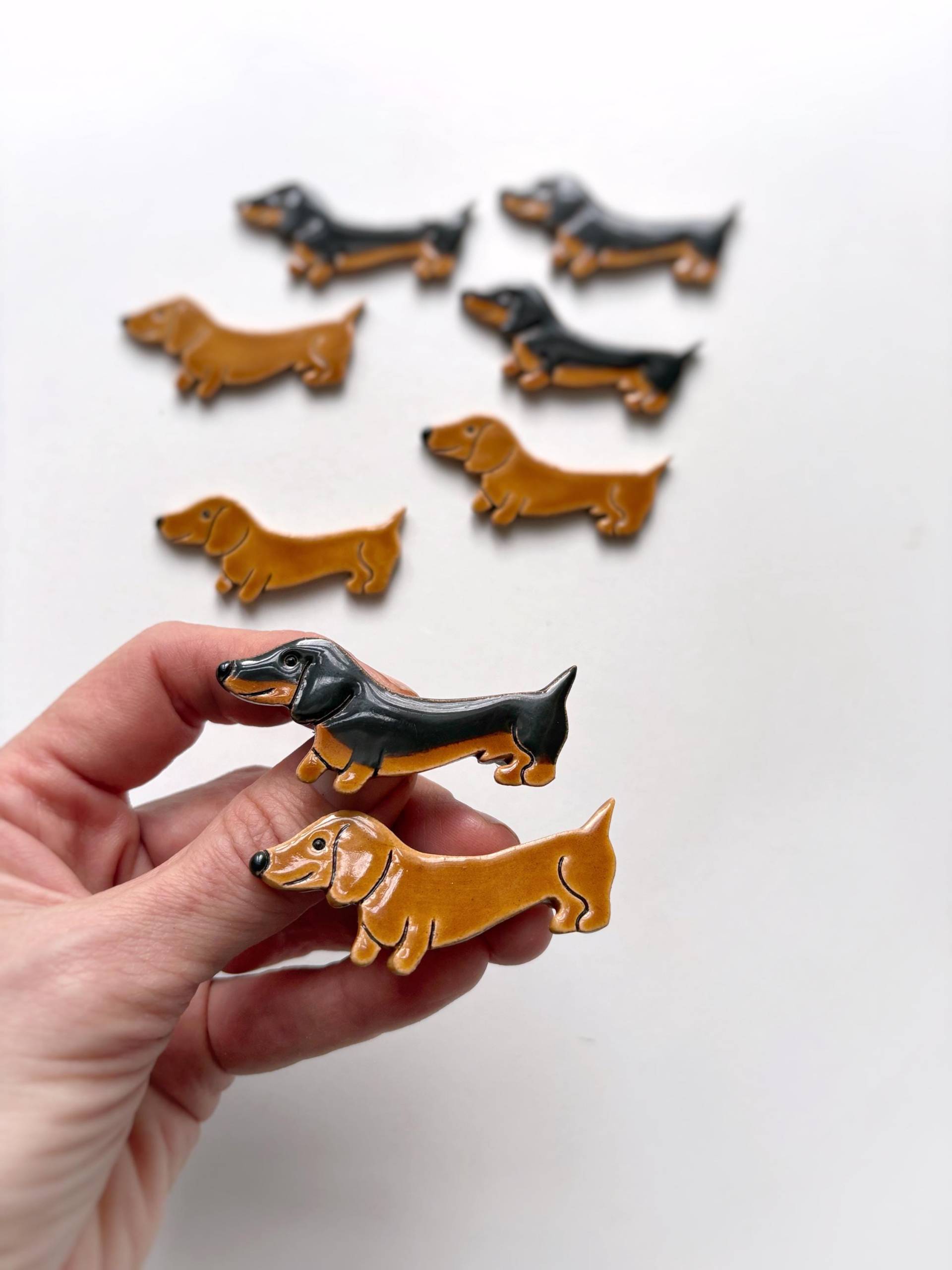 Kleine Dackel Hund Handgemachte Keramik Brosche Kleine Dackel Hund Handgemachte Keramik Brosche von ChipChipCeramics