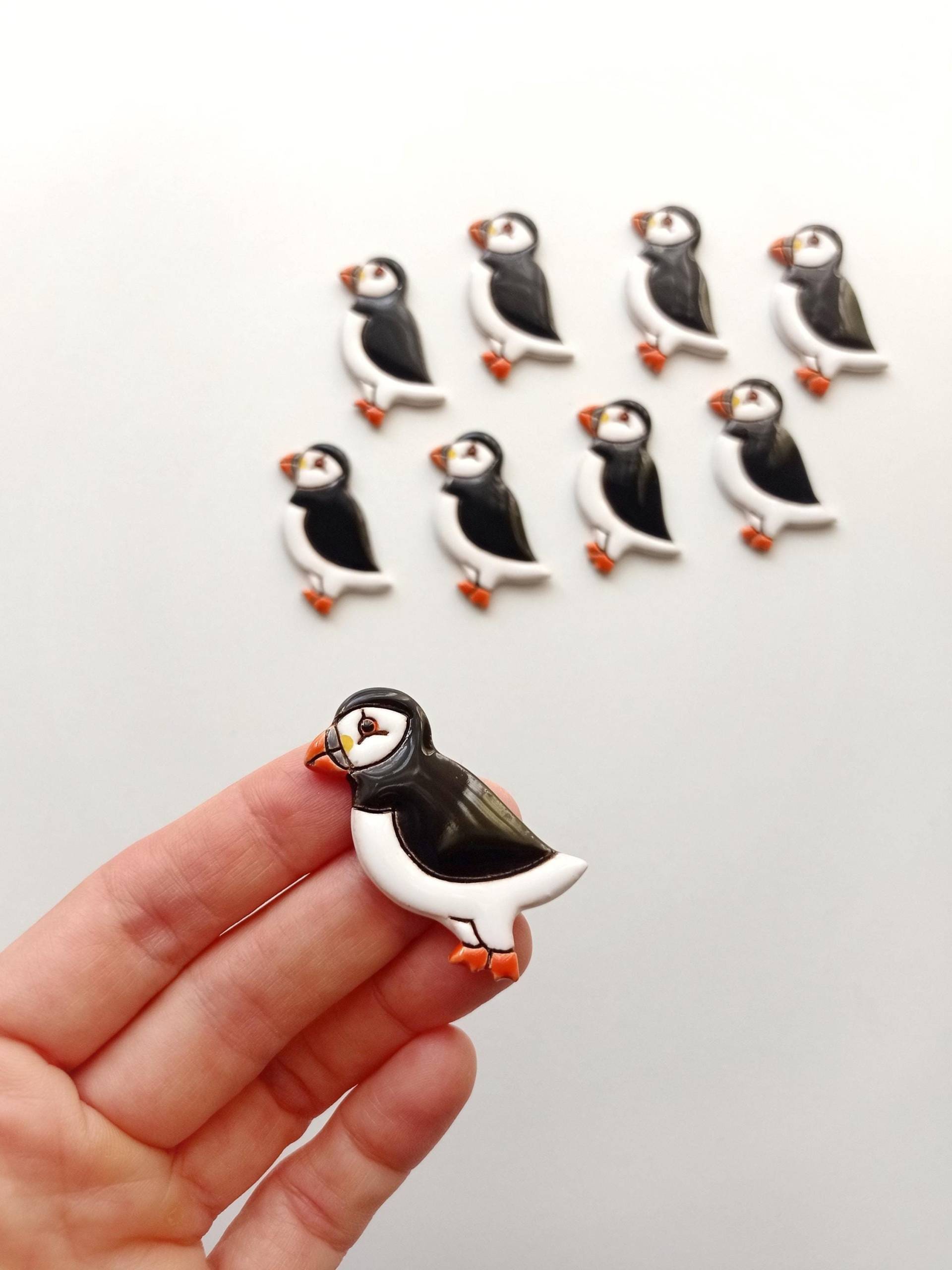 Kleine Papageientaucher Handgefertigte Keramikbrosche Kleine Papageientaucher Handgefertigte Keramikbrosche von ChipChipCeramics
