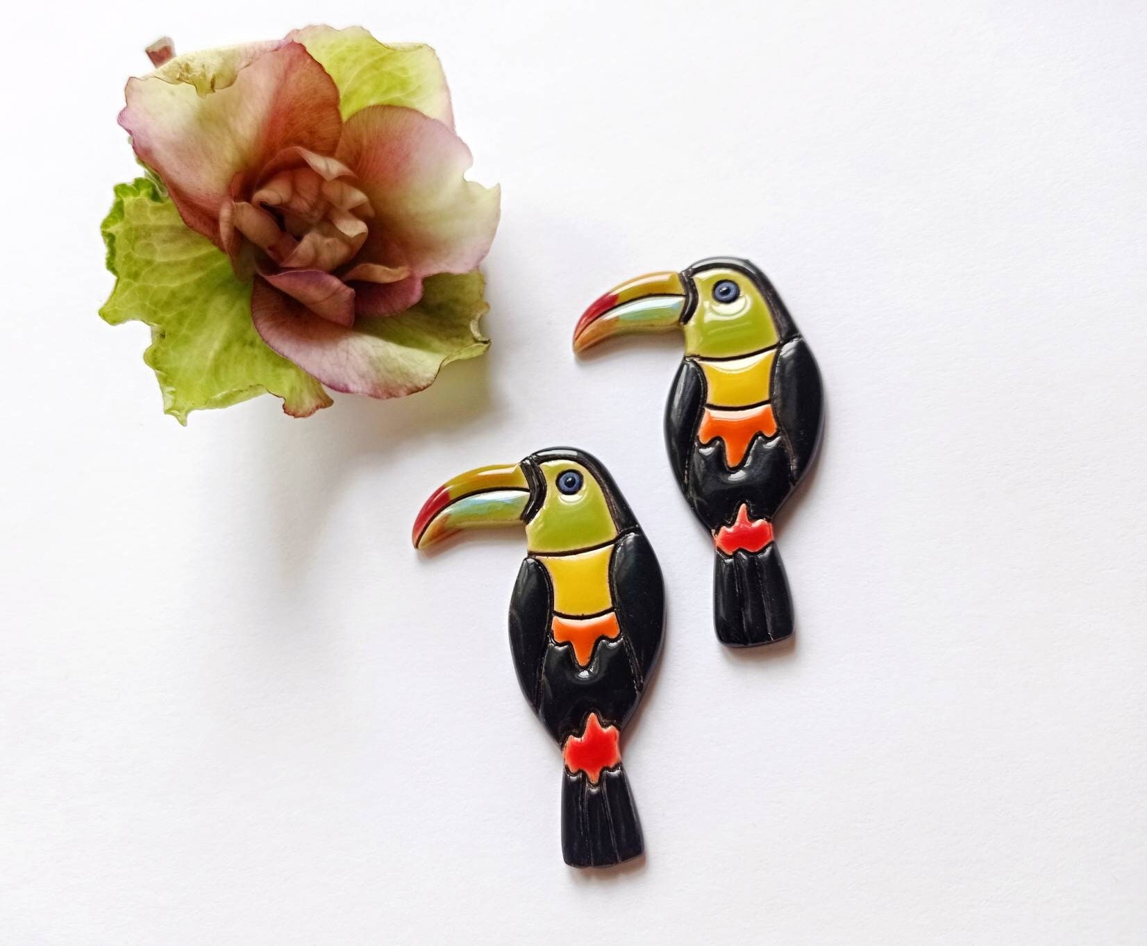 Kleine Tukan Handgemachte Keramik Brosche Kleine Tukan Handgemachte Keramik Brosche von ChipChipCeramics