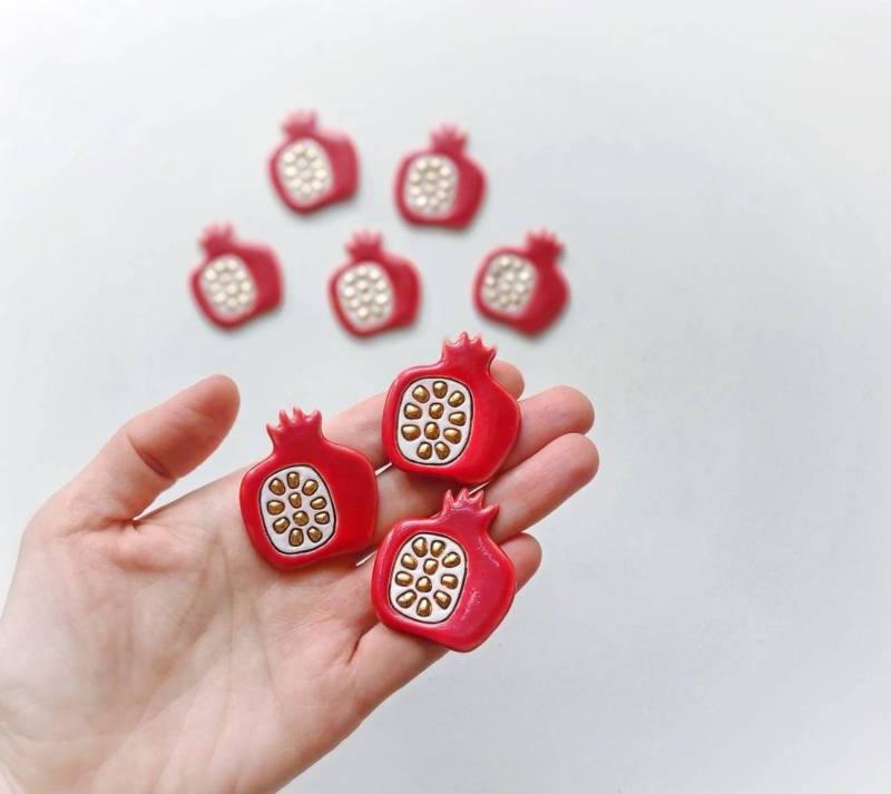 Roter Granatapfel Mit Goldkörnern Handgefertigte Keramik Brosche Roter Granatapfel Mit Goldkörnern Handgefertigte Keramik Brosche von ChipChipCeramics
