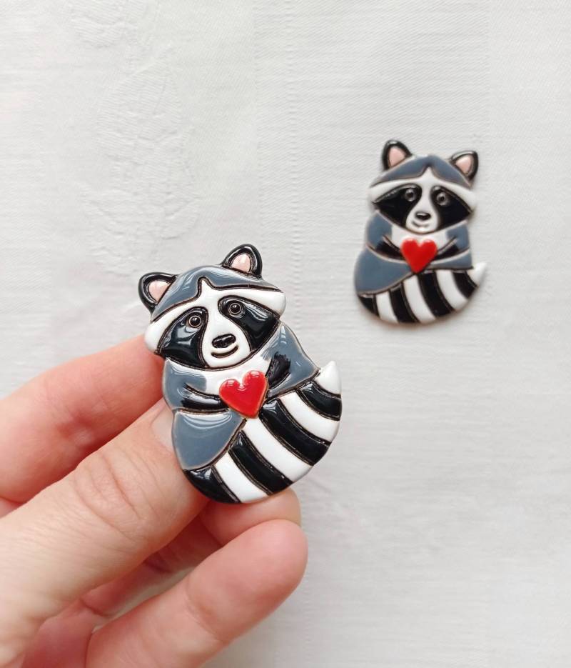 Waschbär Mit Herz Handgemachte Keramik Brosche Waschbär Mit Herz Handgemachte Keramik Brosche von ChipChipCeramics