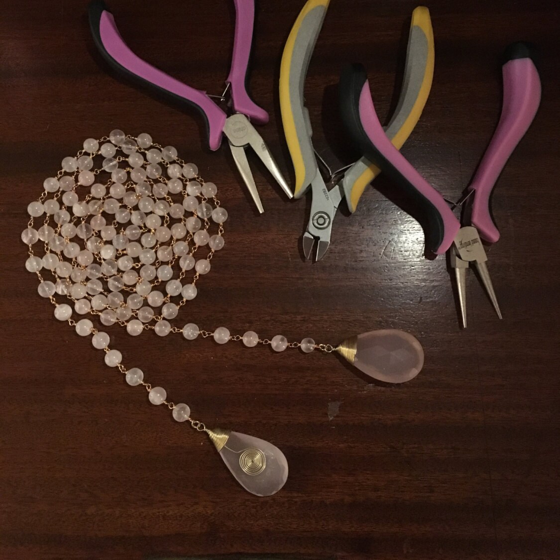 Lasso-Kette Aus Schönen Rosenquarz, Fertig Mit 2 Großen Rosenquarz-Birnen-Form-Anhänger Lasso-Kette Aus Schönen Rosenquarz, Fertig Mit 2 Großen Rosenquarz-Birnen-Form-Anhänger von ChiqAffair