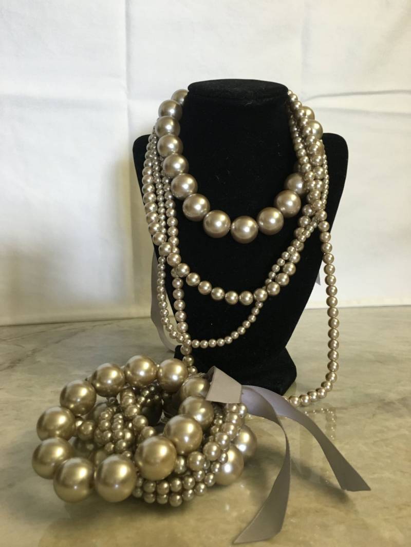 Reise-Schmuck Faux Multistrand Graue Perle Halskette Und Armband-Set Reise-Schmuck Faux Multistrand Graue Perle Halskette Und Armband-Set von ChiqAffair