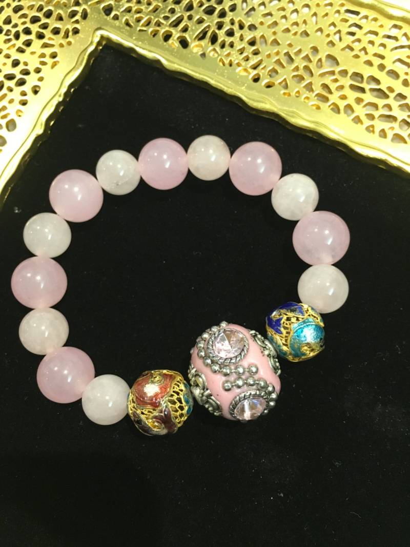 Rosenquarz Perlen Armband Mit Cloisonné Spacer Rosenquarz Perlen Armband Mit Cloisonné Spacer von ChiqAffair