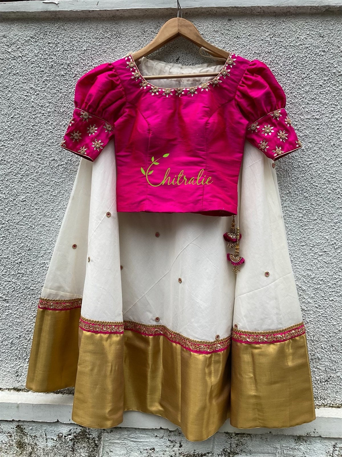 Mädchen Kerala Traditioal Wear Aus Gold Kasavu von Chitralie