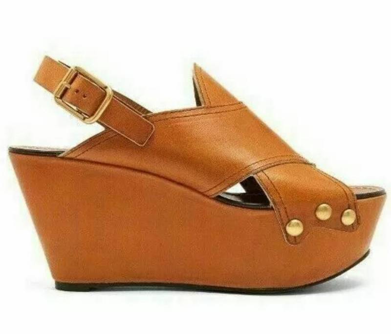 Chloé Platform Wedges Sandalen Schuhe Wedgesneaker Metallnieten, Slingback-Design, Crossover-Lederbänder von Chloé