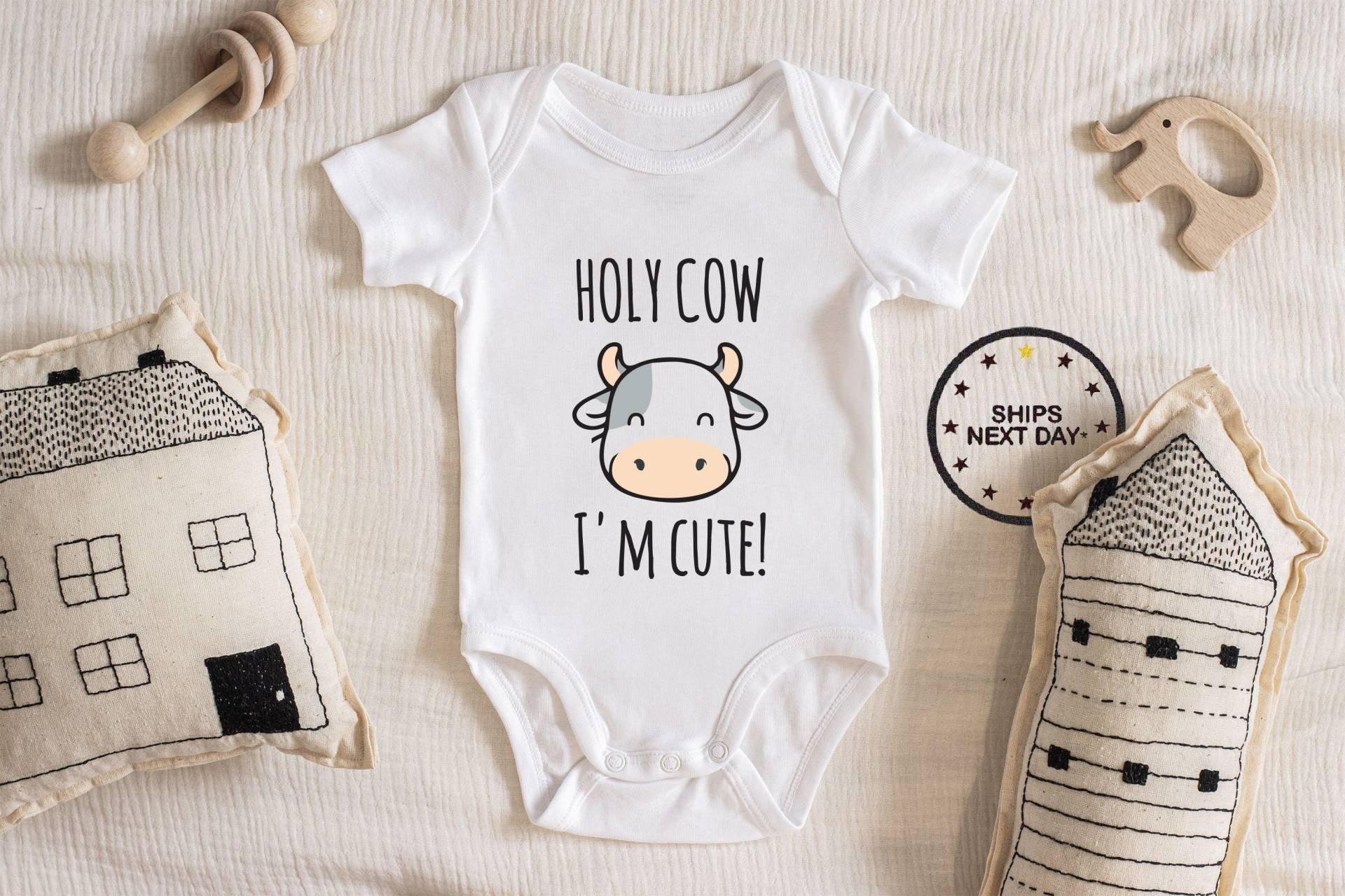 Heiliger Pudel, Ich Bin Süß Baby Body Jungen Mädchen Unisex Kleidung Neue Schwangerschaft Ankündigung Baby-Dusche-Geschenk-Idee Bodysuit 203 von ChloesFund