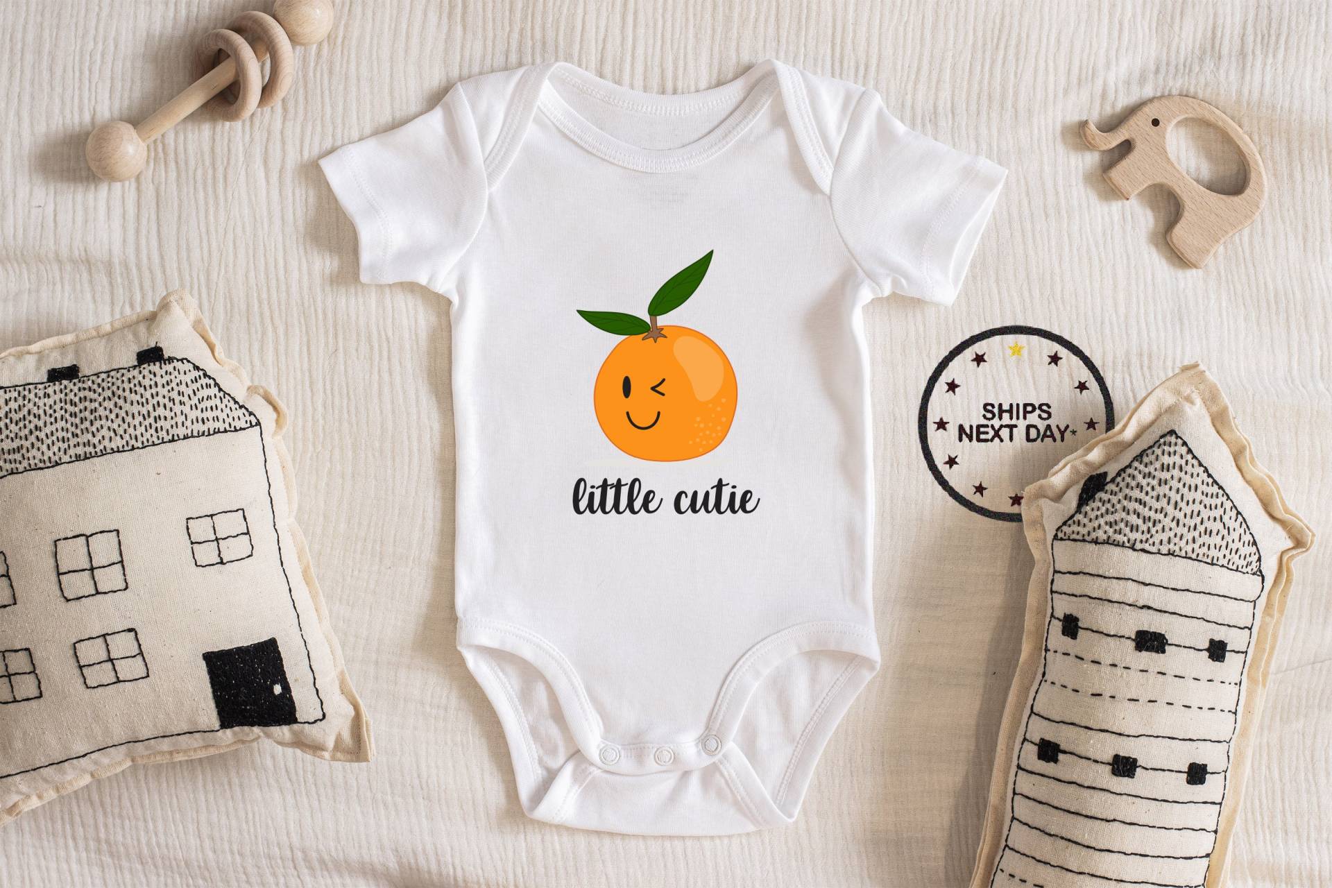 Little Cutie Baby Body Junge Mädchen Unisex Kleidung Neue Schwangerschaft Ankündigung Baby-Dusche-Geschenk-Idee Bodysuit 212 von ChloesFund