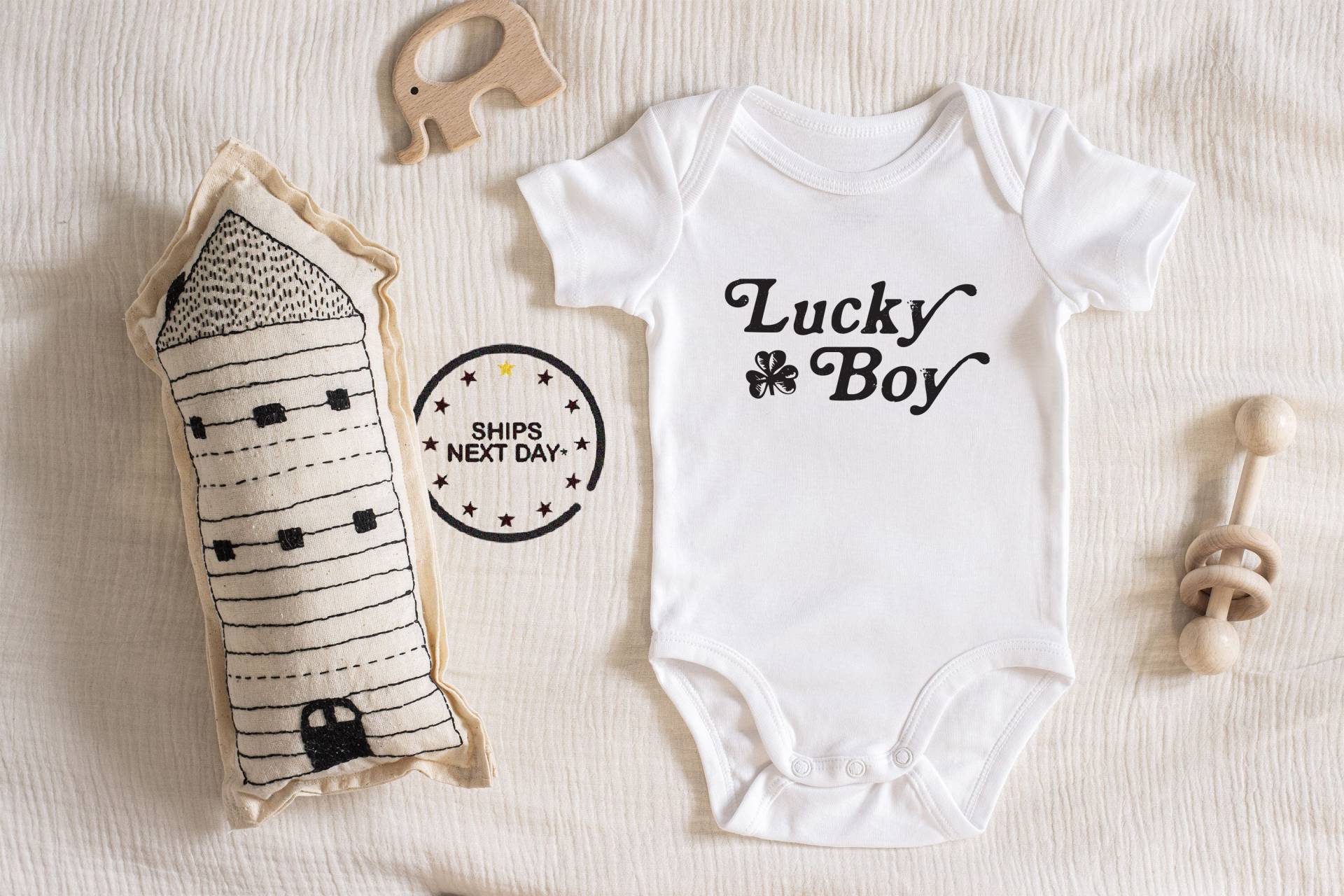 Lucky Boy Baby Body Vintage Junge Mädchen Kleidung Neue Schwangerschaft Ankündigung Baby-Dusche-Geschenk-Idee Bodysuit 196 von ChloesFund