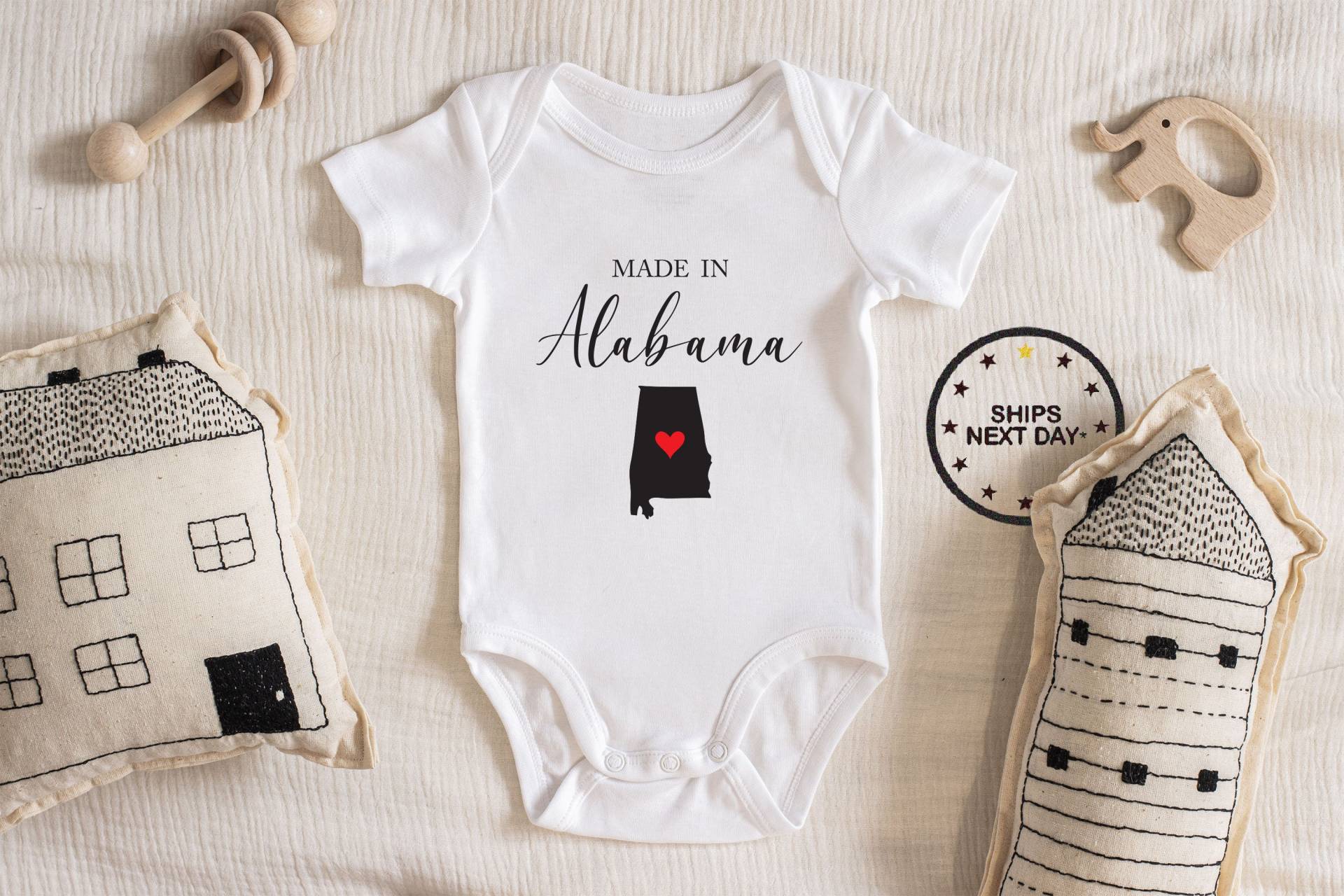 Made in Alabama Baby Bodysuit, Baby-Junge-Mädchen-Unisex-Kleidung-Baby-Dusche-Geschenk-Idee Bodysuit 111 von ChloesFund