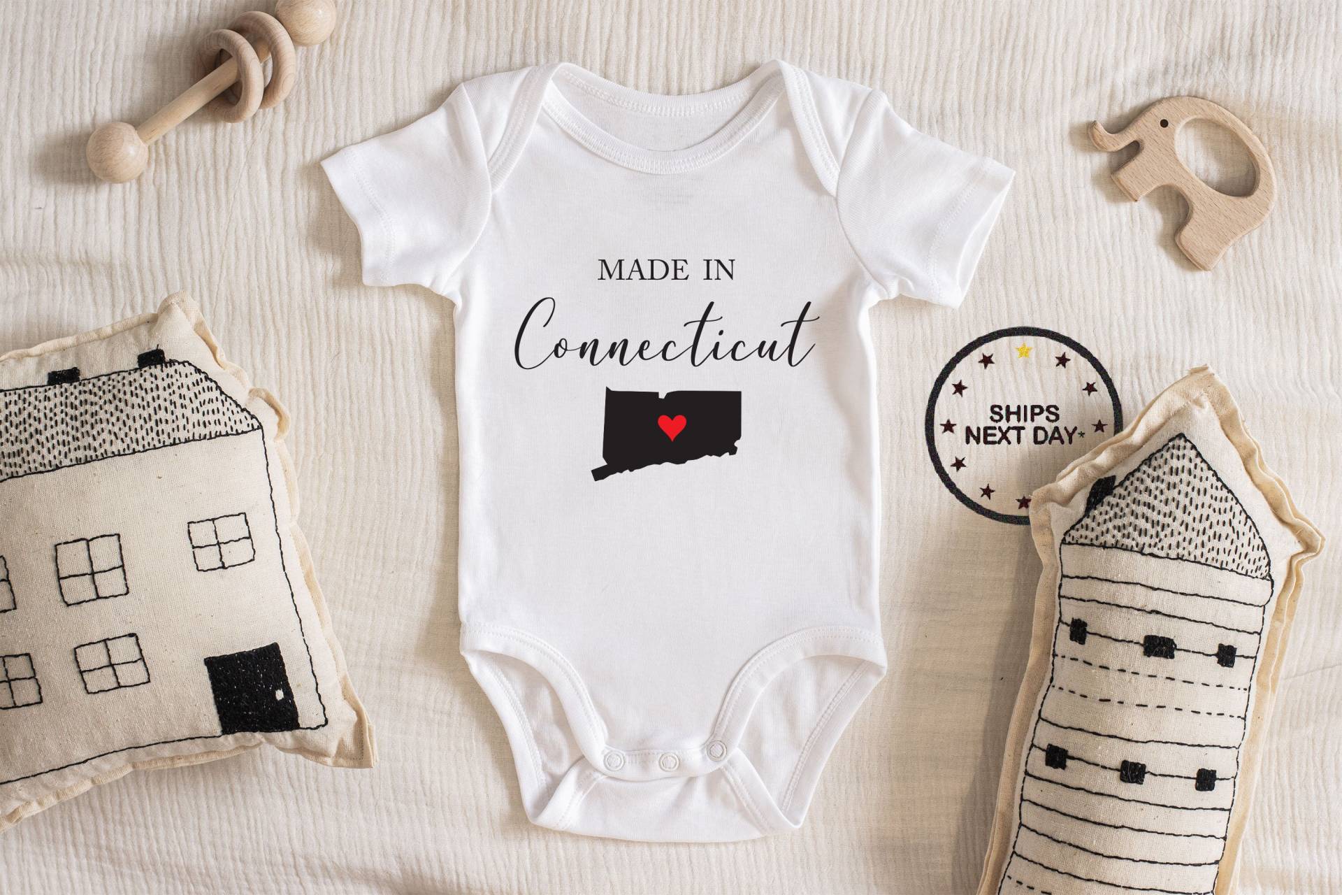 Made in Conneticut Baby Bodysuit, Baby-Junge-Mädchen-Unisex-Kleidung-Baby-Dusche-Geschenk-Idee Bodysuit 111.7 von ChloesFund