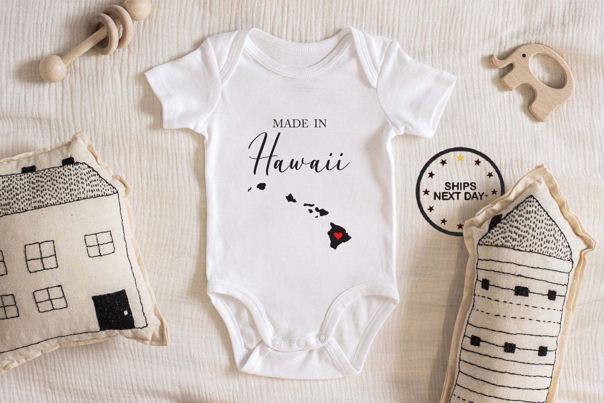 Made in Hawaii Baby Body, Junge Mädchen Unisex Kleidung Baby-Dusche-Geschenk-Idee Bodysuit 111.11 von ChloesFund