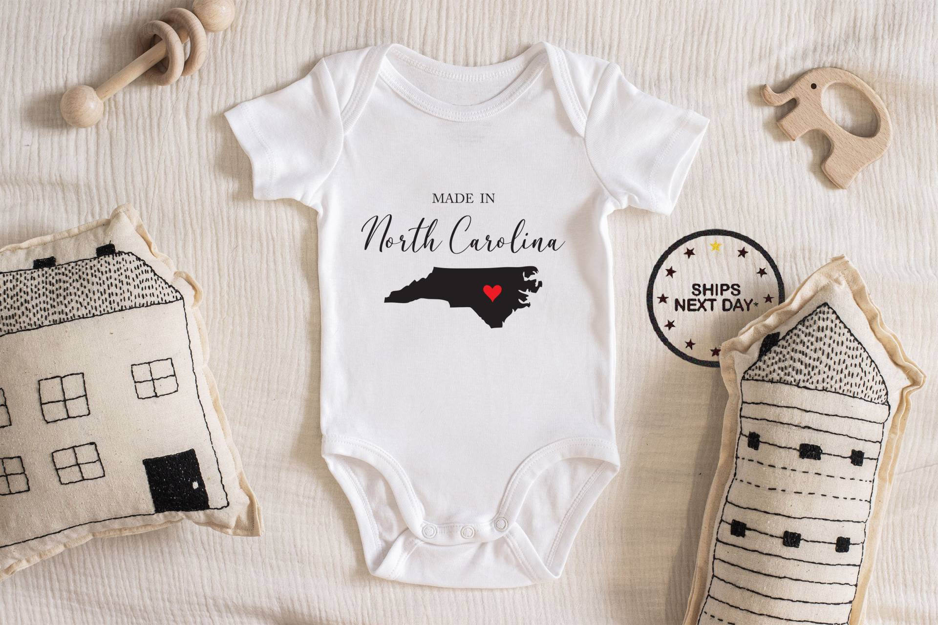 Made in North Carolina Baby Body, Jungen Mädchen Unisex Kleidung Baby-Dusche-Geschenk-Idee Bodysuit 111.33 von ChloesFund