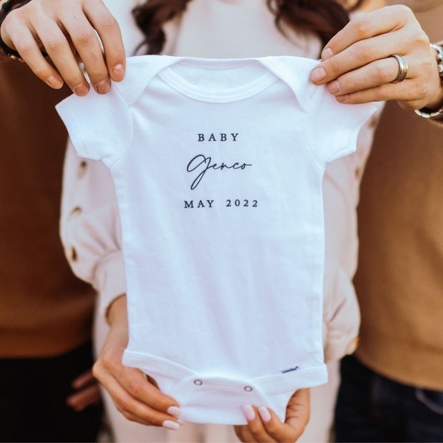 Personalisierte Nachname Ankündigung Baby Body, Junge Mädchen Unisex Kleidung Neue Schwangerschaft Dusche Geschenkidee 110 von ChloesFund