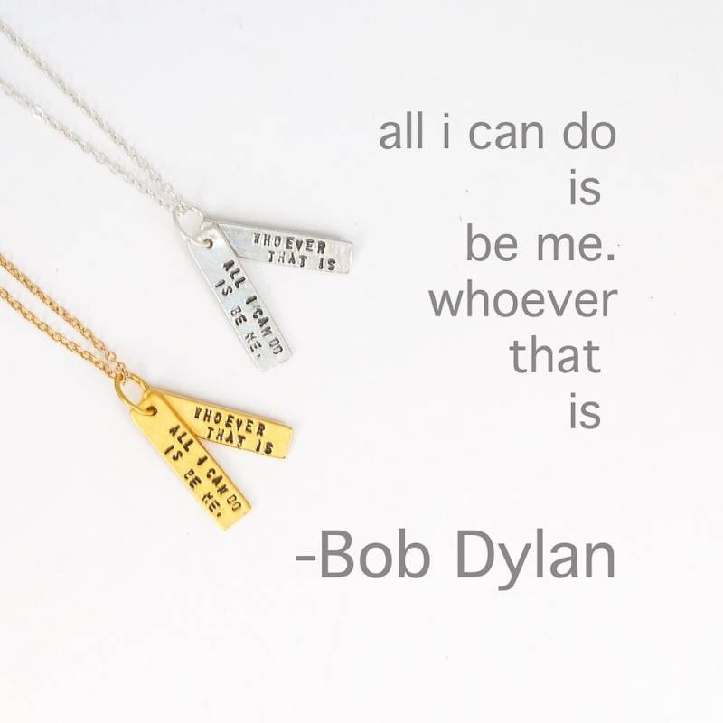 Bob Dylan Inspirational Zitat Halskette Über Akzeptanz Und Selbstliebe, "All I Can Do Is Be Me. Whoever That Is" Von Chocolate & Steel von ChocolateAndSteel