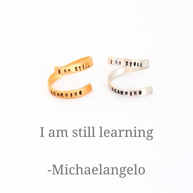 Handgemachter Zitat Ring, "I Am Still Learning", Sterling Silber Oder Gold Vermeil, Verstellbarer Wickelring." von ChocolateAndSteel