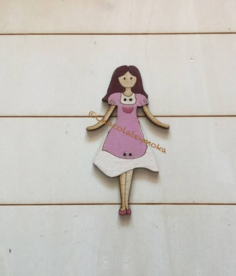 Dekoknopf Aus Holz Mit Mädchen von Chocolateymoka