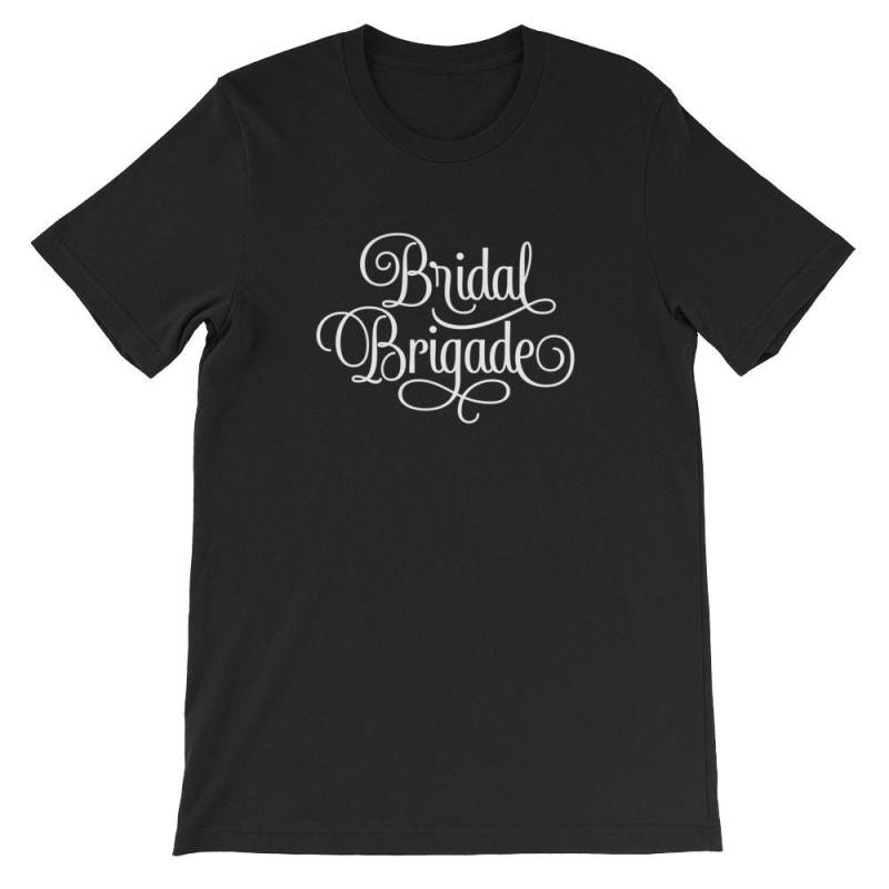 Brautbrigade Kurzärmeliges Unisex-T-Shirt von ChosenApparelCo