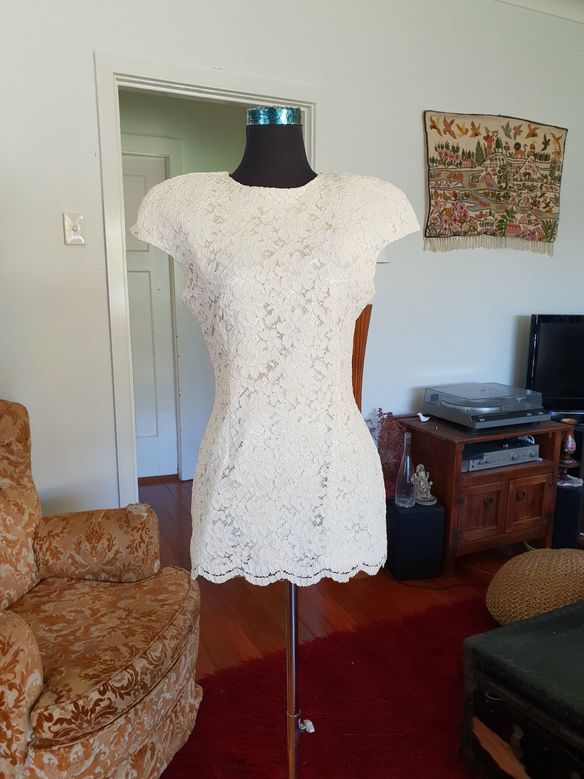 1980Er Long Line Abendtop in Weißer Spitze Mit Schulterpolstern Und Scalloped Sam Details von ChosenStranger