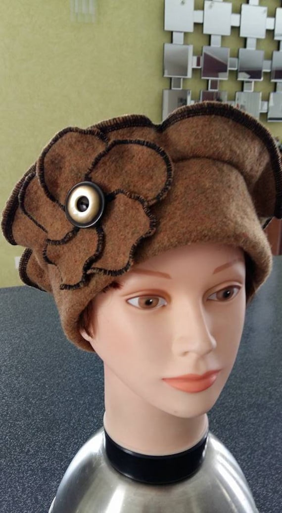Baskenmütze, Damenmütze Aus Tabakfarbener Gekochter Wolle Und Einer Ton-In-Ton-Blume Wolle, Verziert Mit Einem Hübschen Perlmuttknopf von ChouetChapoCreations