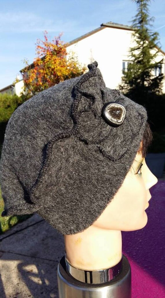 Baskenmütze, Haube, Damenhut Aus Grauer Gekochter Wolle Und Blume, Verziert Mit Einem Perlmuttknopf von ChouetChapoCreations