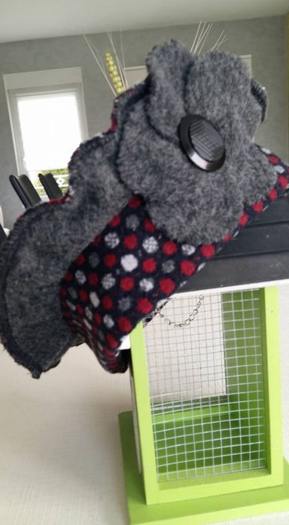 Damenhut, Rote, Schwarze, Weiße Und Graue Baskenmütze, Verziert Mit Einem Schwarzen Knopf von ChouetChapoCreations